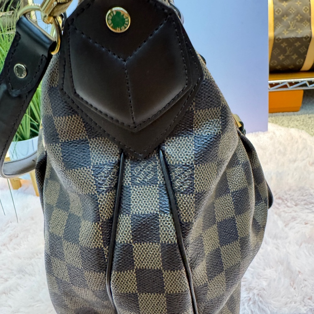 LOUIS VUITTON
Damier Canvas Evora MM Bag - Picture 11 of 12